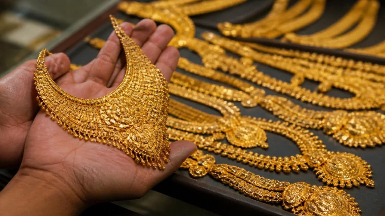 Gold Steadies Near $4,000 as Traders Weigh Fed Rate Path Amid US-Iran Tensions