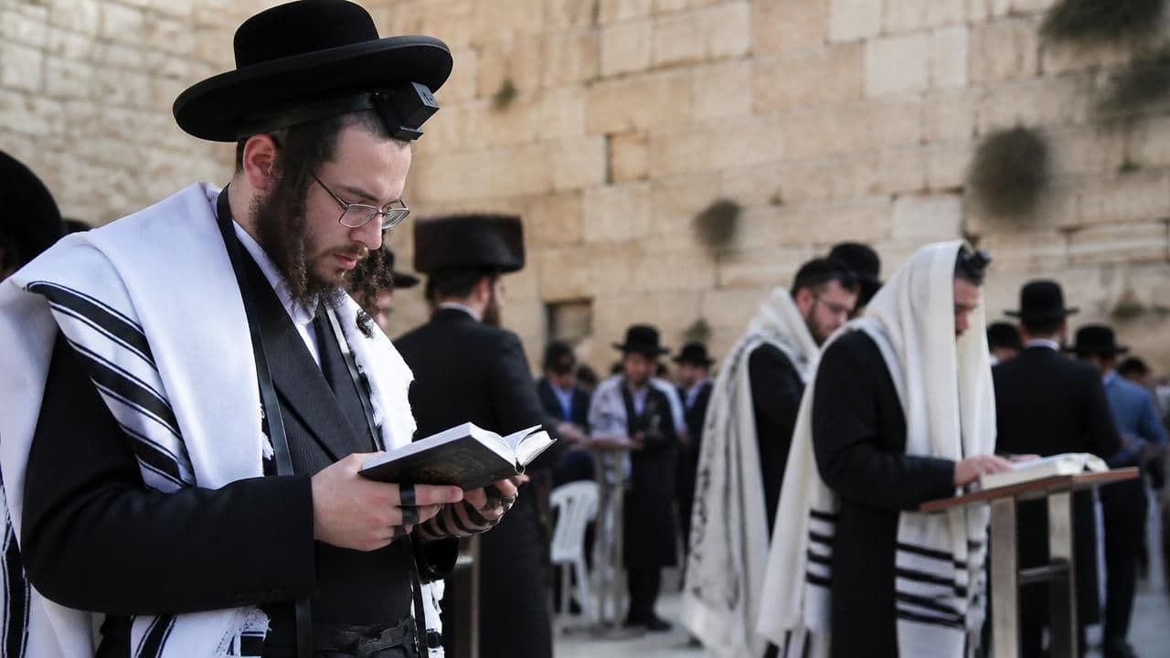 Orthodox Jews Fight Permanent Daylight Saving: Prayer vs. Politics