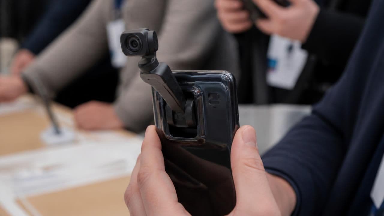 Honor Robot Phone Hands-On: A 200MP Gimbal Camera on a Motorized Arm