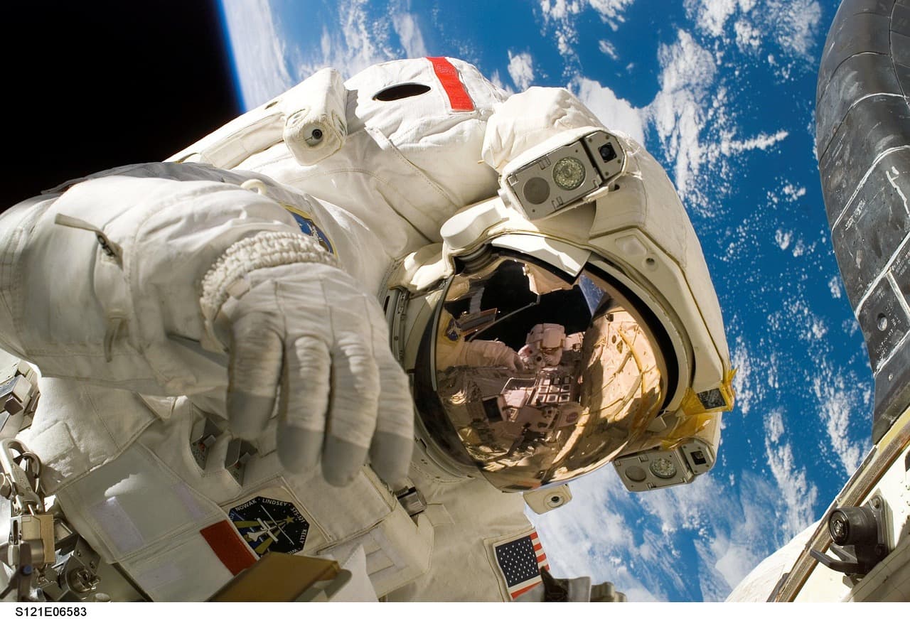 Artemis II Astronauts Glover and Wiseman Enter NASA Emeritus Roles After Historic Moonshot and Top Honor