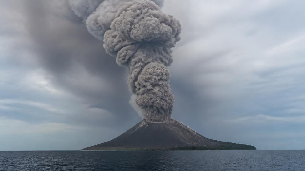 Indonesian airports suspend flights as Anak Krakatau volcano erupts, ash spreads over Java and Sumatra
