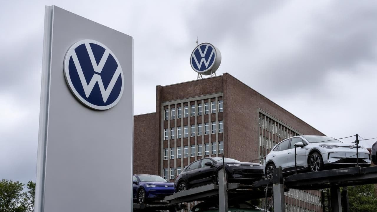 Volkswagen Slashes Profit Outlook as China Slump and Porsche Writedown Bite