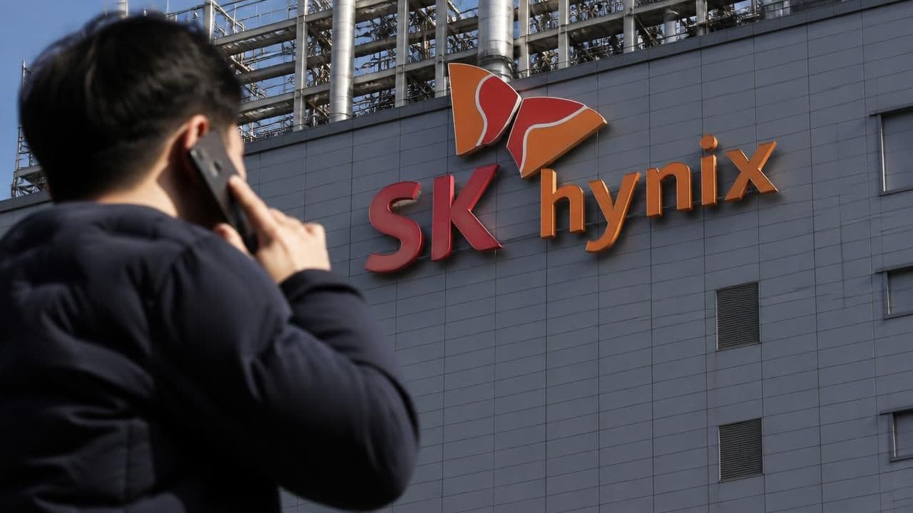 SK Hynix Shares Fall After Solidigm Scraps US IPO Plans Amid Tech Selloff